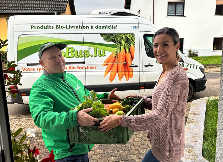 Biobus_Fahrer beim Anliefern